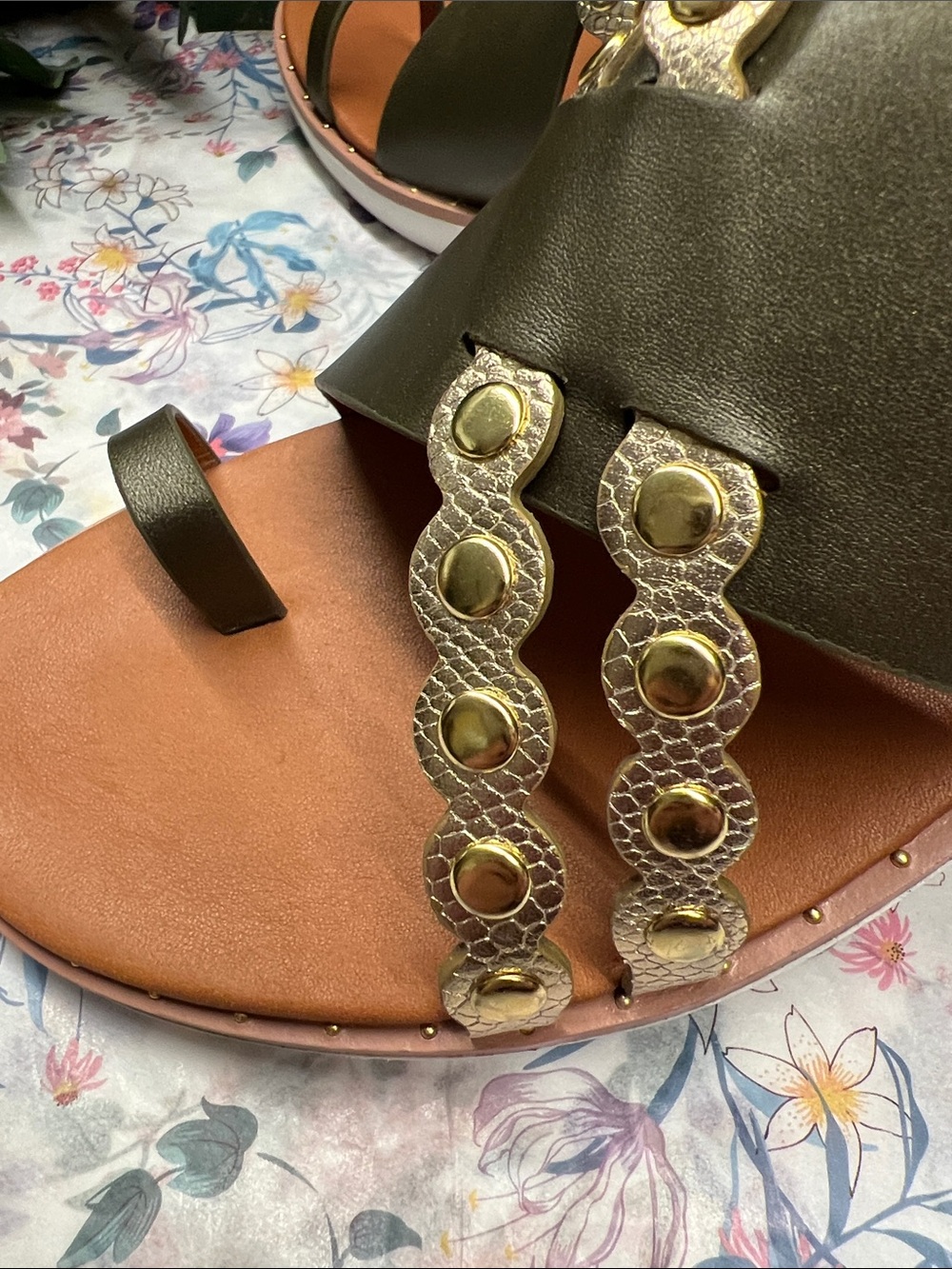 NIB-Fitflop Avocado & Tan Leather Toe Post Sandals With Gold Scallops Size 10 - Picture 10 of 16